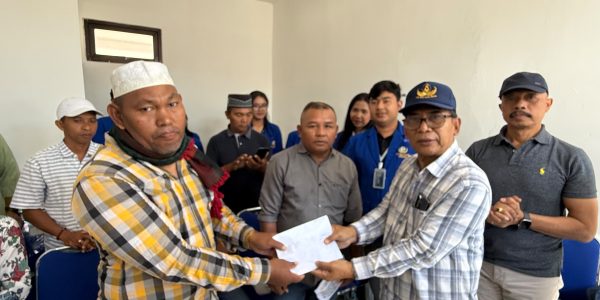Rektor Universitas Warmadewa, Prof. Dr. Ir. I Gde Suranaya Pandit (depan kanan) hadir di Lokasi Gempa NTT menyerahkan Bantuan di Desa Warloka Pesisir, Mangarai Barat, NTT.
