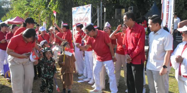Sekretaris Daerah (Sekda) Kota Denpasar, I Gusti Ngurah Eddy Mulya saat menghadiri sekaligus melepas Parade Kirab Merah Putih Ikatan Guru Taman Kanak-Kanak Indonesia (IGTKI) Kota Denpasar di Lapangan Puputan I Gusti Ngurah Made Agung Denpasar, Minggu (23/8).