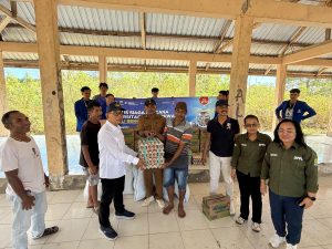 Rektor Unwar Prof. Dr. Ir. I Gde Suranaya Pandit (dua dari kiri) Menyerahkan Sembako di Warga Golo Tanggar.