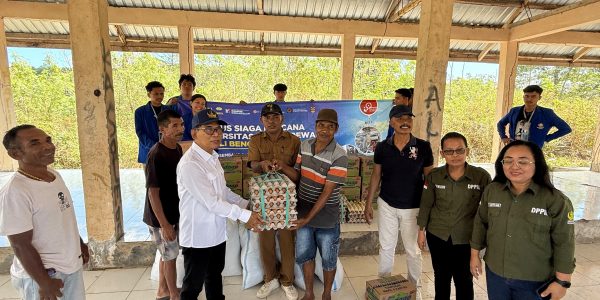 Rektor Unwar Prof. Dr. Ir. I Gde Suranaya Pandit (dua dari kiri) Menyerahkan Sembako di Warga Golo Tanggar.