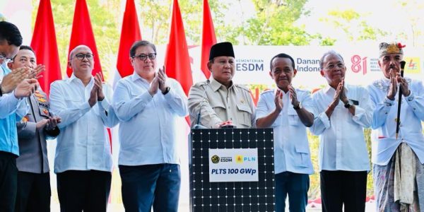 Presiden meluncurkan sekaligus melakukan Groundbreaking Program PLTS, Selasa (25/8) di Jembrana.