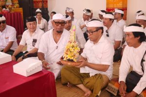 Wali Kota Denpasar I Gusti Ngurah Jaya Negara menghadiri prosesi Upacara Pujawali dan Ngenteg Linggih di Pura Banjar Dukuh Sari, Desa Adat Sesetan, Rabu (26/8).