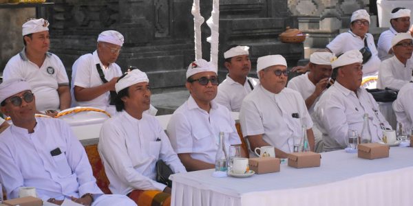 Wali Kota Denpasar, I Gusti Ngurah Jaya Negara saat menghadiri Upacara Pujawali Jelih di Pura Panti Pasek Gaduh Sesetan, bertepatan dengan Buda Kliwon Wuku Matal, Rabu (26/8).