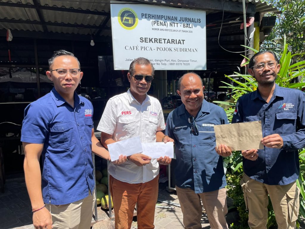Tiga Organisasi Pers AMSI, JMSI dan SMSI Penyerahan donasi untuk korban Bencana NTT.