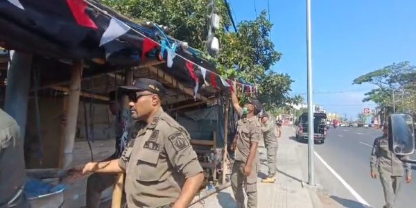 Satpol PP Kabupaten Badung saat Membongkar Bangunan Liar di Kerobokan.