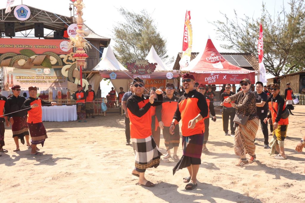Wali Kota Denpasar I Gusti Ngurah Jaya Negara bersama Wakil Wali Kota I Kadek Agus Arya Wibawa membuka Denpasar Kite Festival ke-10 di Pantai Mertasari, Sanur, Minggu (30/8).