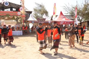 Wali Kota Denpasar I Gusti Ngurah Jaya Negara bersama Wakil Wali Kota I Kadek Agus Arya Wibawa membuka Denpasar Kite Festival ke-10 di Pantai Mertasari, Sanur, Minggu (30/8).