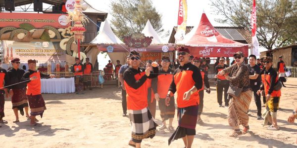 Wali Kota Denpasar I Gusti Ngurah Jaya Negara bersama Wakil Wali Kota I Kadek Agus Arya Wibawa membuka Denpasar Kite Festival ke-10 di Pantai Mertasari, Sanur, Minggu (30/8).