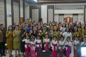 Bunda PAUD Kota Denpasar, Ny. Sagung Antari Jaya Negara bersama Ketua Pokja Bunda PAUD Kota Denpasar, Ny. Ayu Kristi Arya Wibawa saat menghadiri Sosialisasi Kebijakan PAUD Holistik Integratif (PAUD HI) di BPMP Provinsi Bali, Senin (31/8).