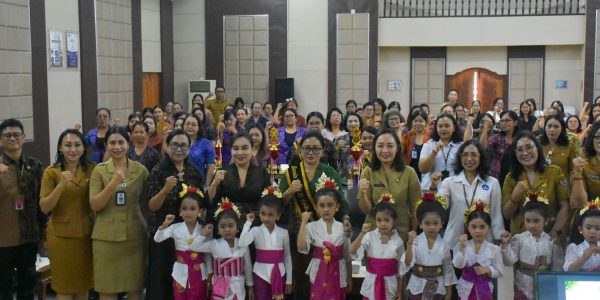 Bunda PAUD Kota Denpasar, Ny. Sagung Antari Jaya Negara bersama Ketua Pokja Bunda PAUD Kota Denpasar, Ny. Ayu Kristi Arya Wibawa saat menghadiri Sosialisasi Kebijakan PAUD Holistik Integratif (PAUD HI) di BPMP Provinsi Bali, Senin (31/8).