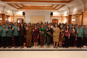 Ketua TP PKK Kota Denpasar Ny. Antari Jaya Negara saat membuka Sosialisasi Percepatan Penurunan Stunting di Gedung Santi Graha, Senin (31/8).