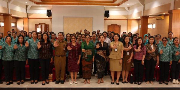 Ketua TP PKK Kota Denpasar Ny. Antari Jaya Negara saat membuka Sosialisasi Percepatan Penurunan Stunting di Gedung Santi Graha, Senin (31/8).