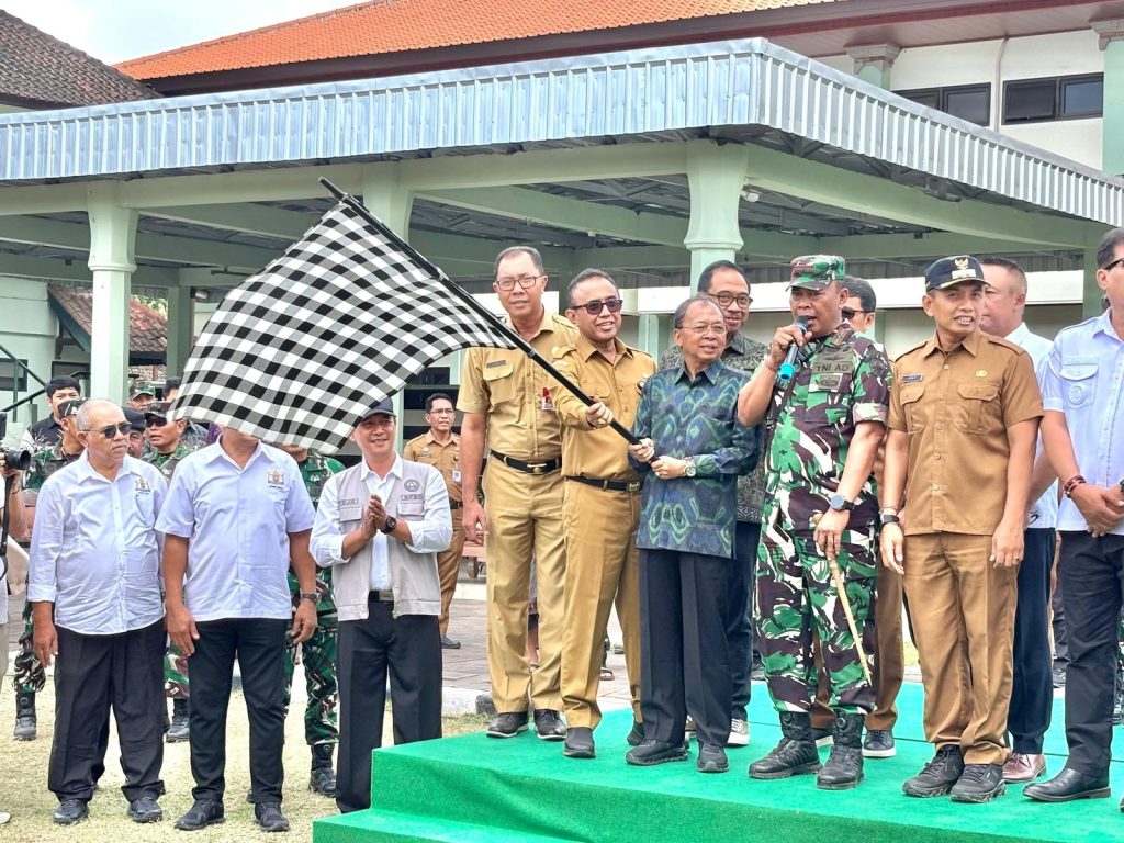 Wali Kota Denpasar I Gusti Ngurah Jaya Negara saat melepas bantuan Rp700 juta untuk korban gempa NTT di Makorem 163/Wira Satya, Senin (31/8).