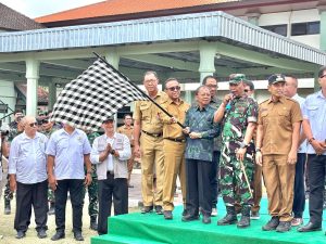 Wali Kota Denpasar I Gusti Ngurah Jaya Negara saat melepas bantuan Rp700 juta untuk korban gempa NTT di Makorem 163/Wira Satya, Senin (31/8).