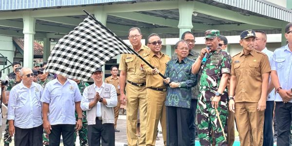 Wali Kota Denpasar I Gusti Ngurah Jaya Negara saat melepas bantuan Rp700 juta untuk korban gempa NTT di Makorem 163/Wira Satya, Senin (31/8).