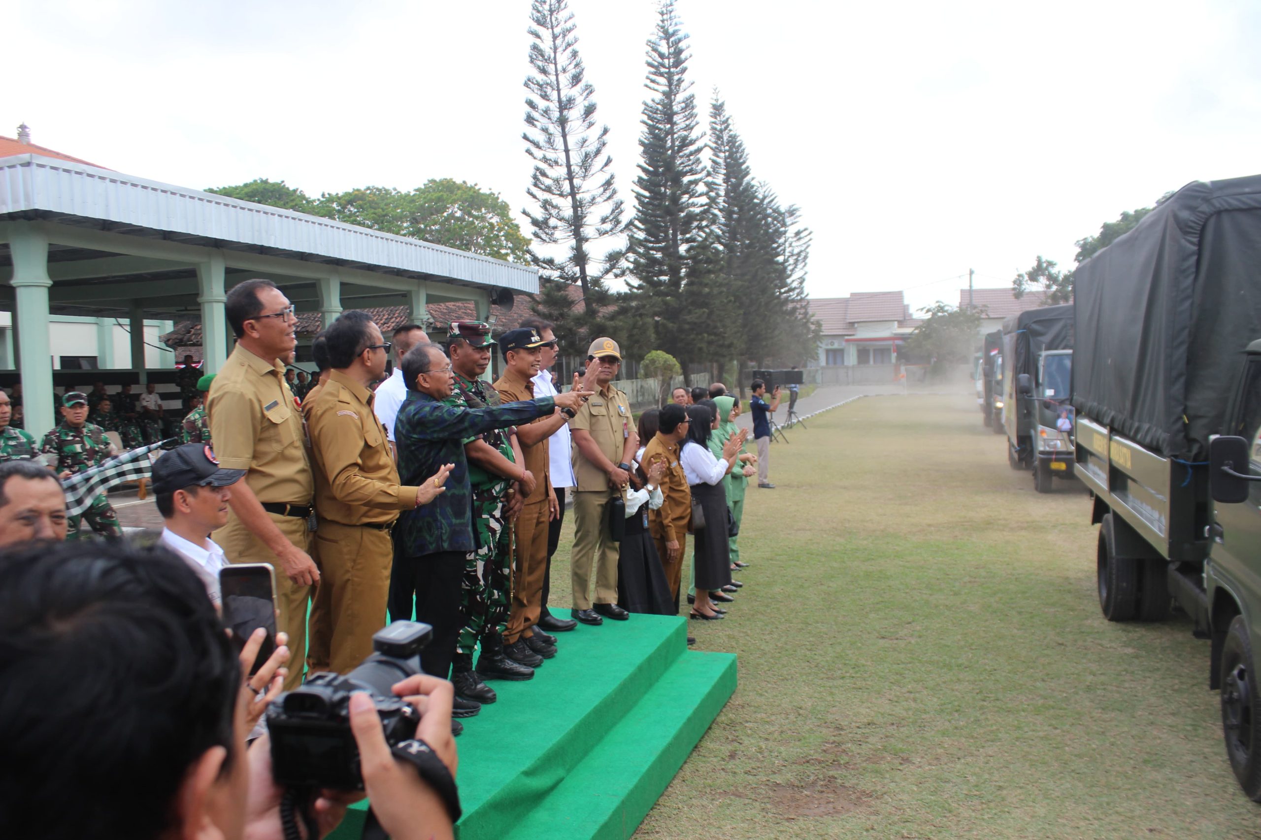 Pelepasan Bantuan Logistik dari Pemerintah Provinsi Bali dan kabupaten/kota untuk NTT, Senin (31/8).