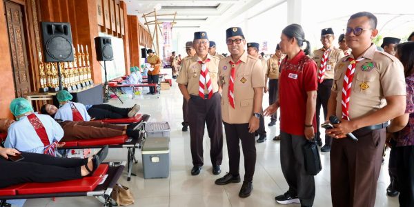 Wakil Wali Kota Denpasar, I Kadek Agus Arya Wibawa yang juga selaku Ketua Kwartir Cabang (Kwarcab) Gerakan Pramuka Kota Denpasar saat secara resmi membuka rangkaian kegiatan Bulan Bakti dalam rangka memperingati Hari Pramuka ke-65 Tahun 2026, bertempat di Gedung Dharma Negara Alaya, Selasa (1/9).