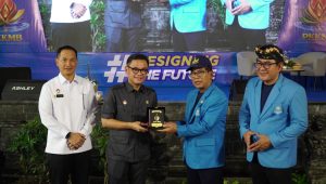 Gubernur Lembaga Ketahanan Nasional (Lemhannas) RI, Dr. H. TB. Ace Hasan Syadzily (dua daei kiri) dan Rektor Unwar, Prof. Dr. Ir. I Gde Suranaya Pandit (dua dari kanan) didampingi Ketua Yayasan Sri Kesari Warmadewa.