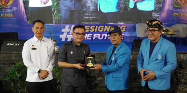 Gubernur Lembaga Ketahanan Nasional (Lemhannas) RI, Dr. H. TB. Ace Hasan Syadzily (dua daei kiri) dan Rektor Unwar, Prof. Dr. Ir. I Gde Suranaya Pandit (dua dari kanan) didampingi Ketua Yayasan Sri Kesari Warmadewa.