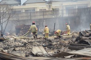 Petugas gabungan menangani kebakaran dan menyalurkan bantuan bagi warga terdampak di Jalan Nakula, Denpasar.