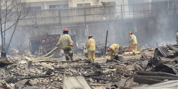 Petugas gabungan menangani kebakaran dan menyalurkan bantuan bagi warga terdampak di Jalan Nakula, Denpasar.