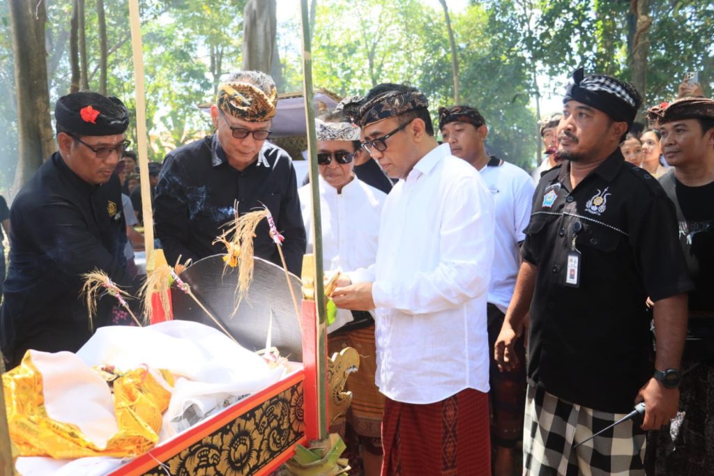 Wali Kota Denpasar I Gusti Ngurah Jaya Negara dalam kesempatan menghadiri puncak karya Atiwa-Tiwa di Desa Adat Kesiman, Kamis (3/9) bertempat di Setra Desa Adat Kesiman.