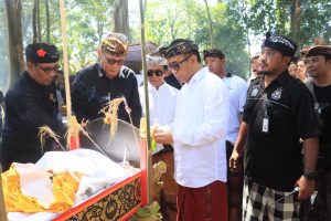 Wali Kota Denpasar I Gusti Ngurah Jaya Negara dalam kesempatan menghadiri puncak karya Atiwa-Tiwa di Desa Adat Kesiman, Kamis (3/9) bertempat di Setra Desa Adat Kesiman.
