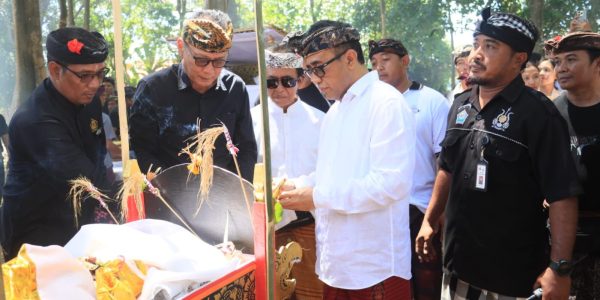 Wali Kota Denpasar I Gusti Ngurah Jaya Negara dalam kesempatan menghadiri puncak karya Atiwa-Tiwa di Desa Adat Kesiman, Kamis (3/9) bertempat di Setra Desa Adat Kesiman.
