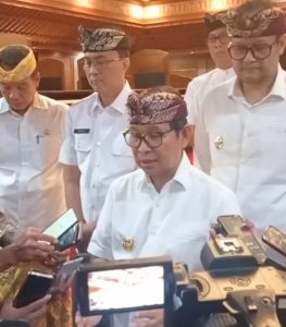 Bupati Badung I Wayan Adi Arnawa (tengah)