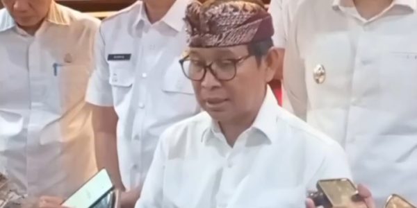 Bupati Badung I Wayan Adi Arnawa (tengah)