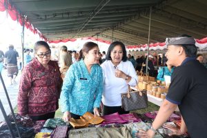 Sekretaris I TP PKK Kota Denpasar, Ny. Ayu Kristi Arya Wibawa saat menghadiri Pasar Rakyat “Berbelanja dan Berbagi” yang digelar TP. PKK Provinsi Bali di Taman Budaya Kapten A.A. Made Karang Candra Buana, Kabupaten Karangasem, Jumat (4/9).