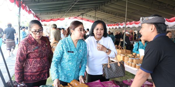 Sekretaris I TP PKK Kota Denpasar, Ny. Ayu Kristi Arya Wibawa saat menghadiri Pasar Rakyat “Berbelanja dan Berbagi” yang digelar TP. PKK Provinsi Bali di Taman Budaya Kapten A.A. Made Karang Candra Buana, Kabupaten Karangasem, Jumat (4/9).
