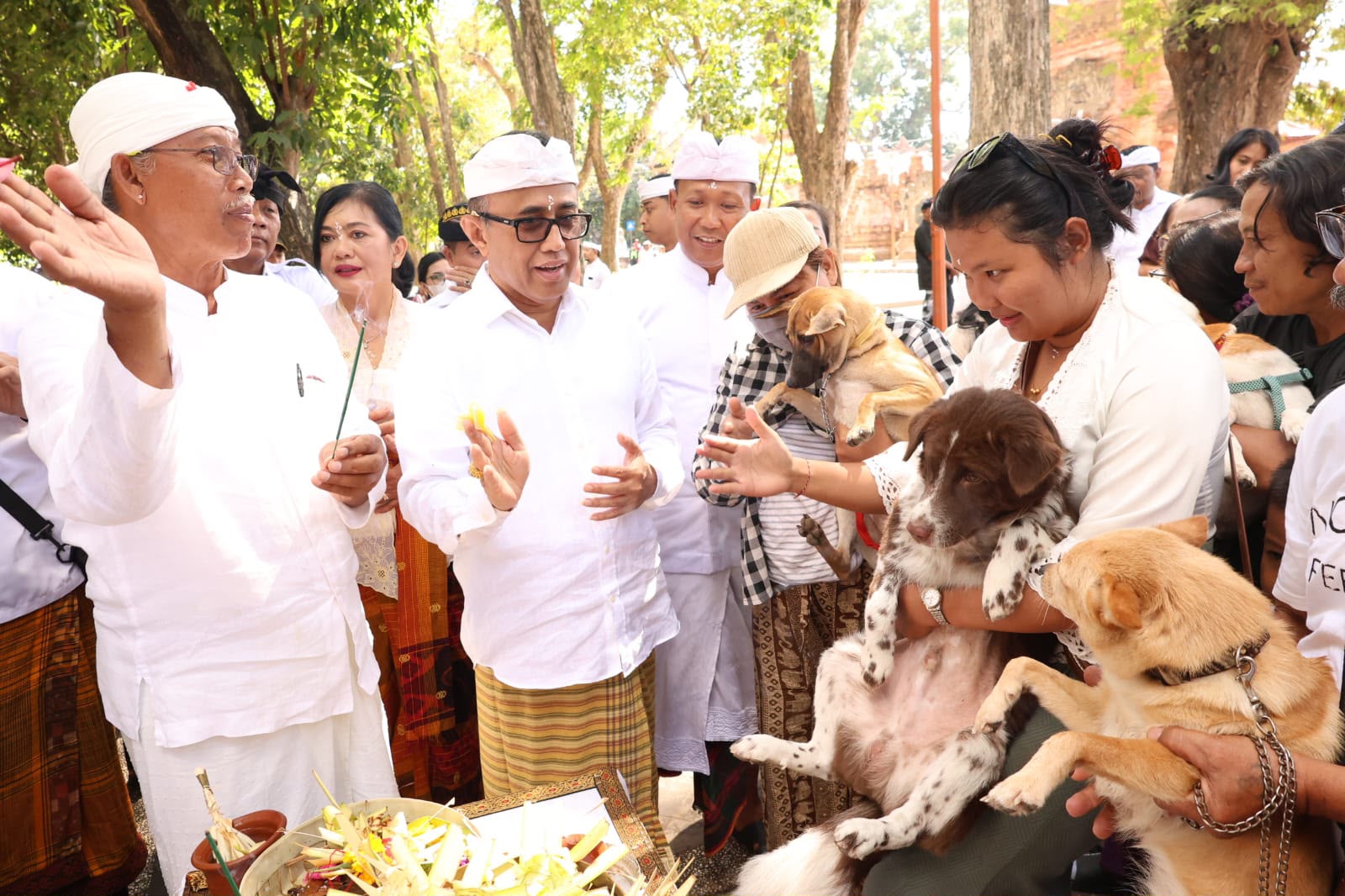 Wali Kota Denpasar, I Gusti Ngurah Jaya Negara, saat mengikuti persembahyangan Tumpek Uye sekaligus meninjau vaksinasi rabies dan sterilisasi hewan gratis di Pura Agung Jagatnatha Denpasar, Sabtu (5/9).