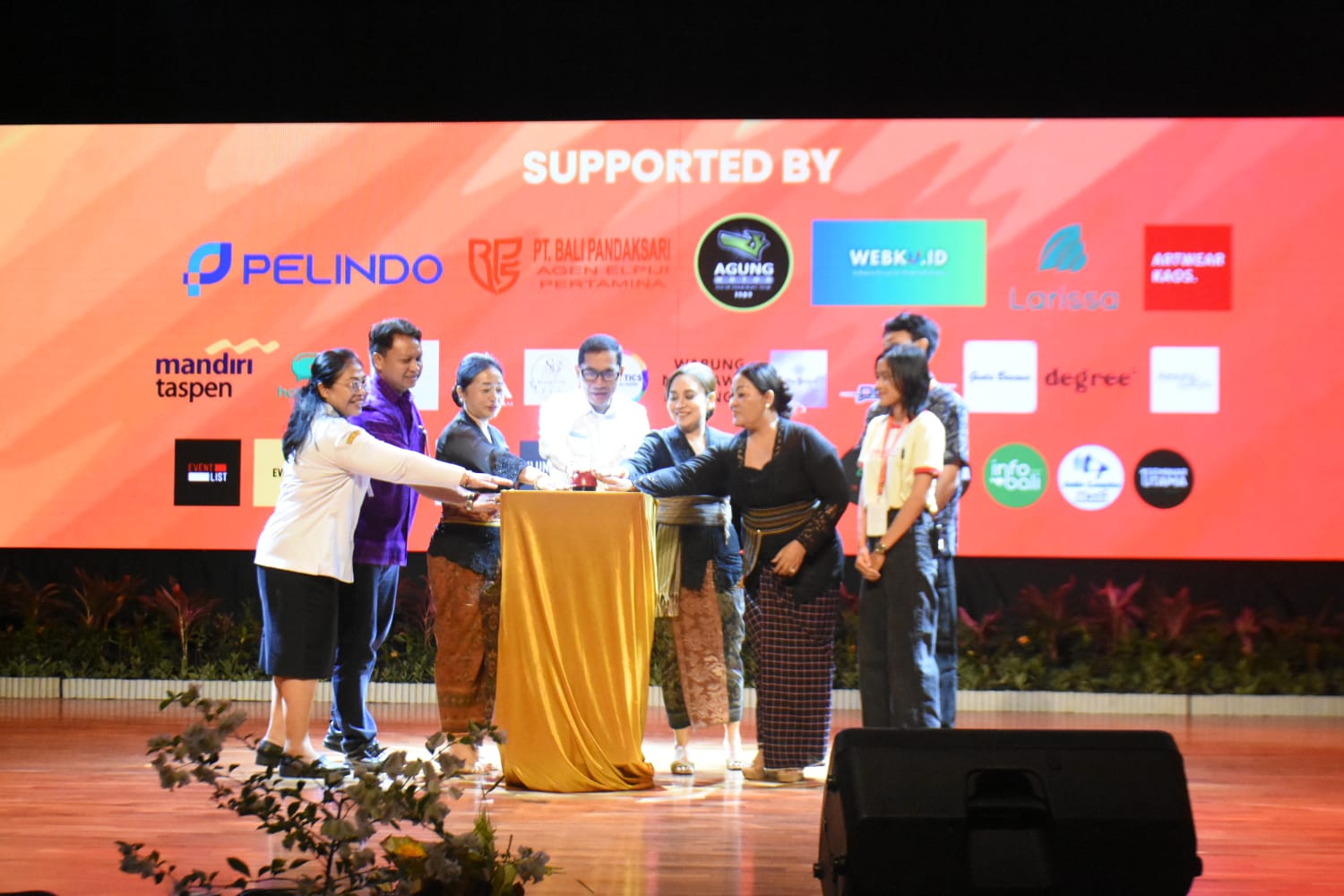 Sekda Kota Denpasar I Gusti Ngurah Eddy Mulia membuka YOUNITE Festival Volume 1 di Gedung DNA Lumintang, Rabu (9/9).