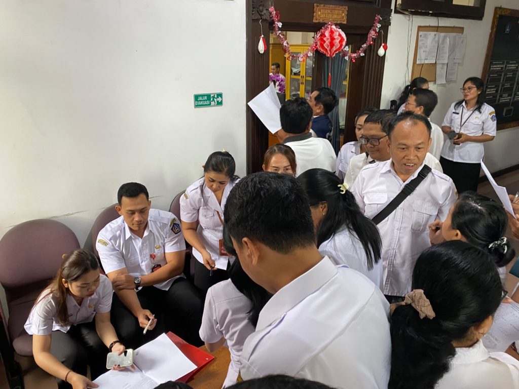 Sidak Tim Pembinaan Kepegawaian dan Penegakan Pelanggaran Disiplin ASN atau Tim Disiplin Pemkab Badung di DPUPR dan BPKAD.