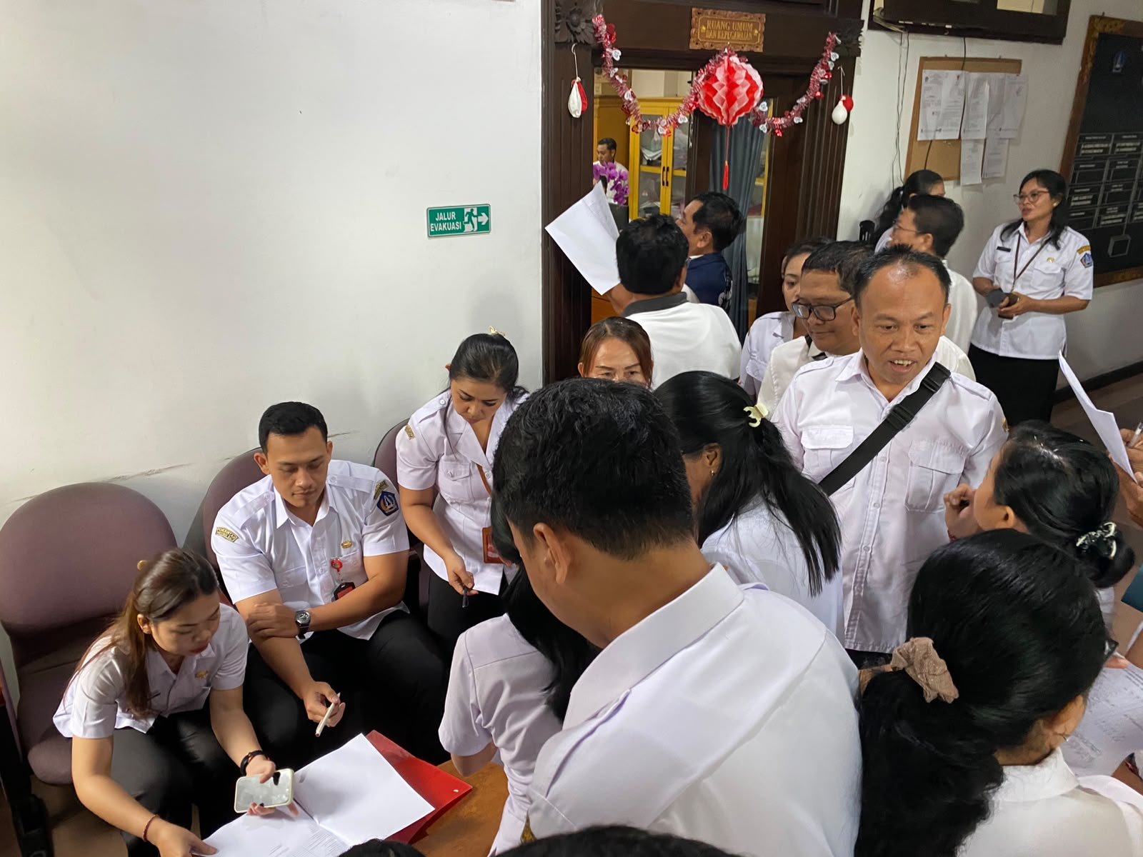 Sidak Tim Pembinaan Kepegawaian dan Penegakan Pelanggaran Disiplin ASN atau Tim Disiplin Pemkab Badung di DPUPR dan BPKAD.