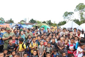 Wali Kota Denpasar I Gusti Ngurah Jaya Negara menyerahkan bantuan bagi masyarakat terdampak gempa bumi di Kabupaten Manggarai, NTT, Jumat (11/9).