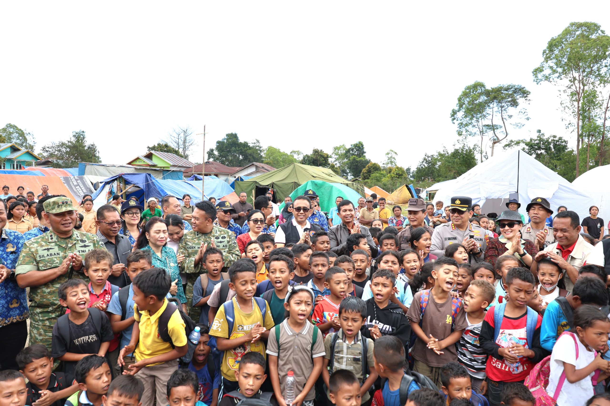 Wali Kota Denpasar I Gusti Ngurah Jaya Negara menyerahkan bantuan bagi masyarakat terdampak gempa bumi di Kabupaten Manggarai, NTT, Jumat (11/9).